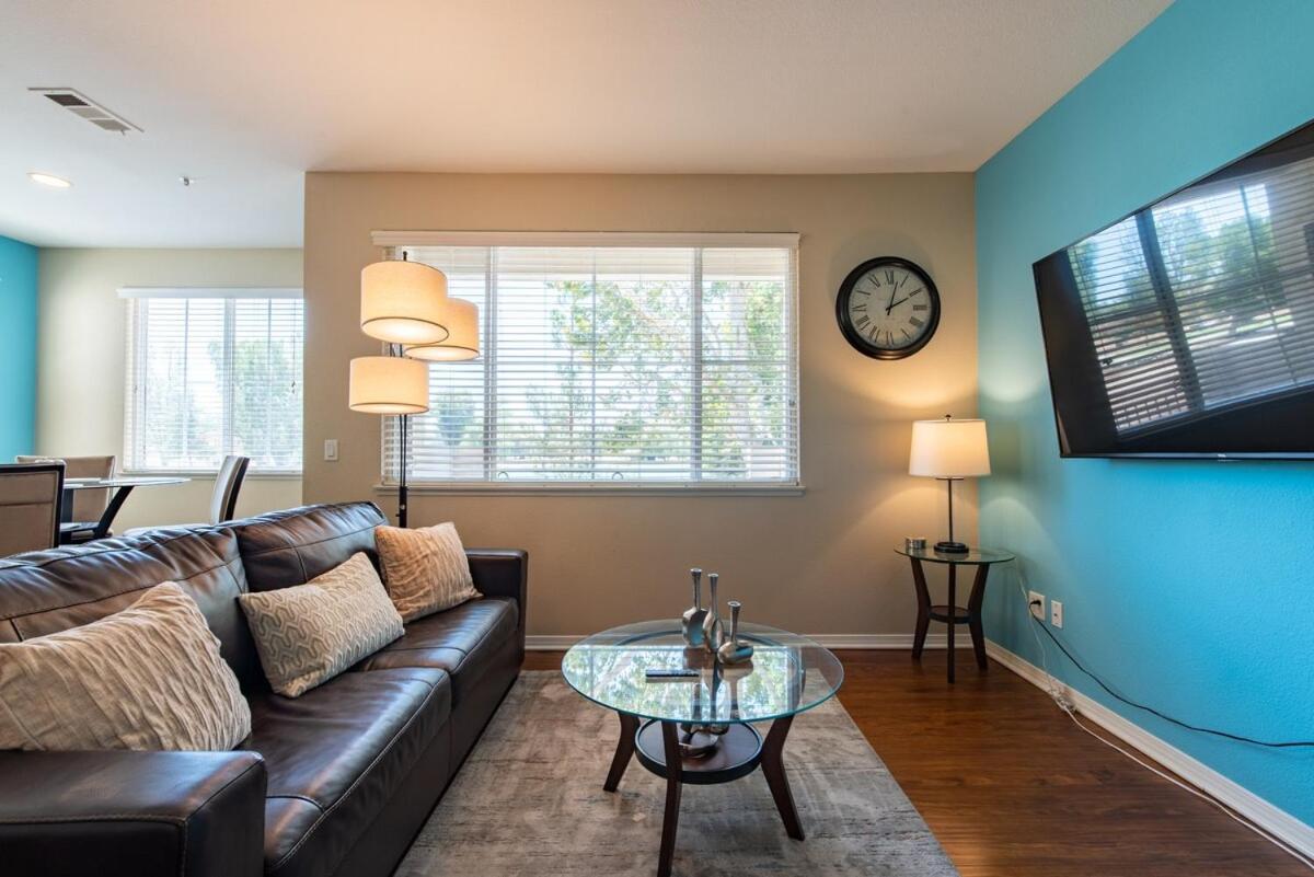 Bell Location Apartment Santa Clarita Exterior photo